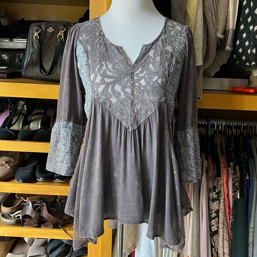 🎉5/$20🎉 GIMMICKS Mixed media gray blouse